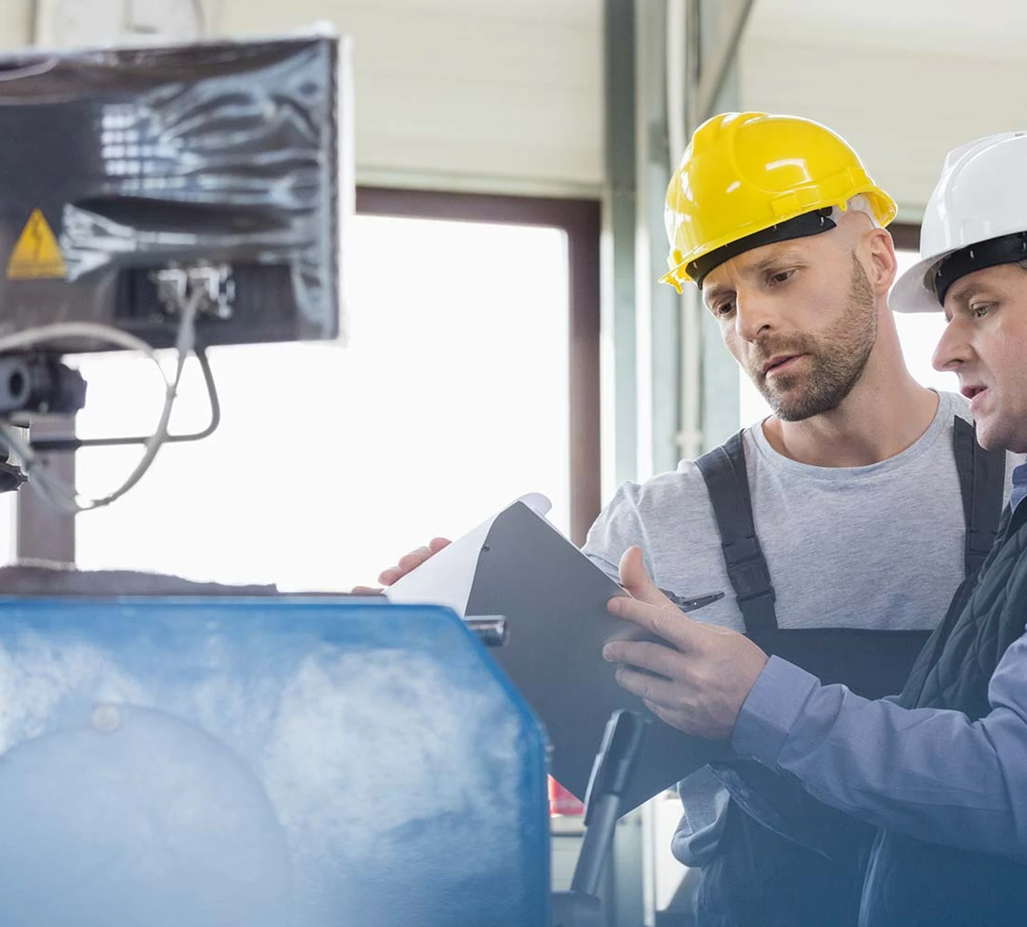 Techniker arbeiten an einer industriellen Anlage im Maschinenbau